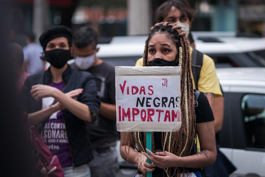Pessoas se reuniram no centro de São José dos Campos para um protesto antirracismo no dia 5 de junho de 2020.

People gathered in downtown São José dos Campos for an anti-racism protest on June 5, 2020.
