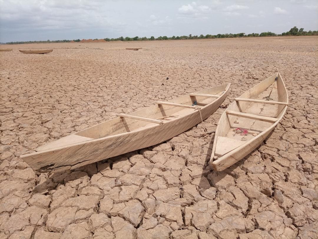 Cette image est prise sur un LAC sec non loin de Ouagadougou dans la commune rurale de SAABA. Pendant la saison sécheresse, les pêcheurs abandonne sur place leur pirogues en attendant l'arrivée des eaux.
