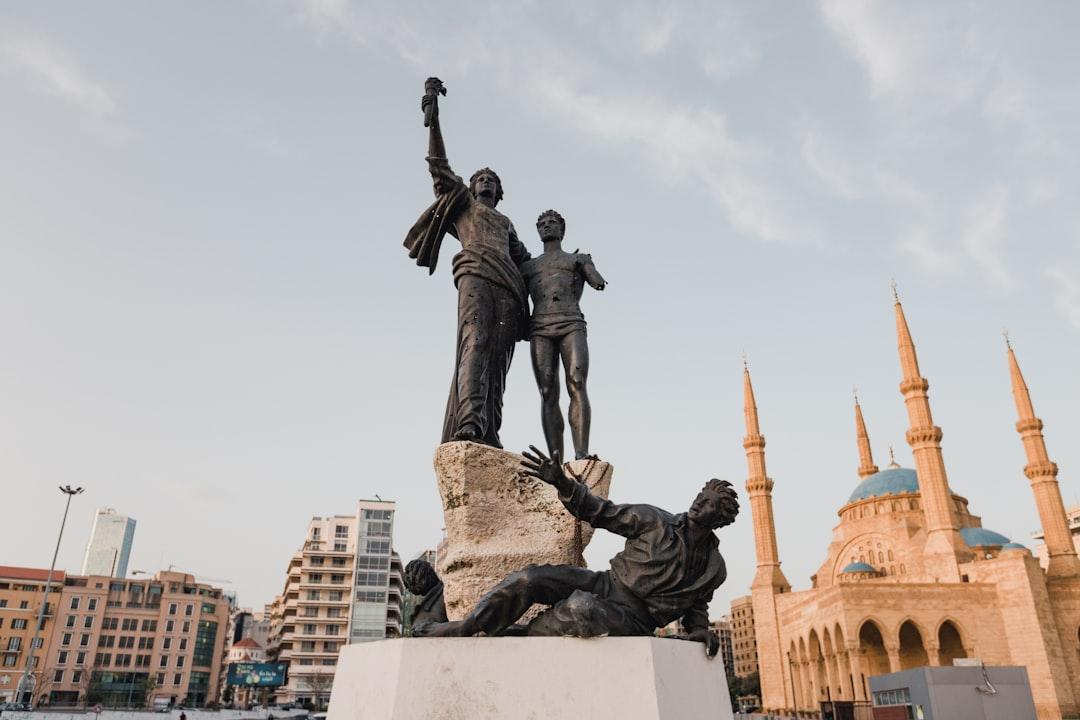 The Martyrs' Monument in Beirut. In the background, the Mohammad al-Amin mosque.