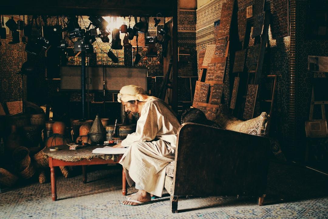 This man showed us an old palace in Fez, Morocco, that he’s living in and that he’s also working on. The king of Morocco gave him the assignment to work on the derelict and old palace and to repaint the ceilings. This is a photo of him in his little „office“.
