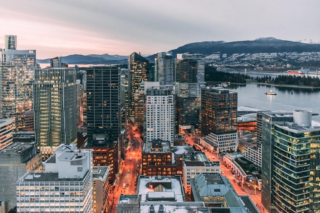 VanCity is ranked among the best cities to live in. It’s obvious, who doesn’t like mountains, beaches and a beautiful skyline?