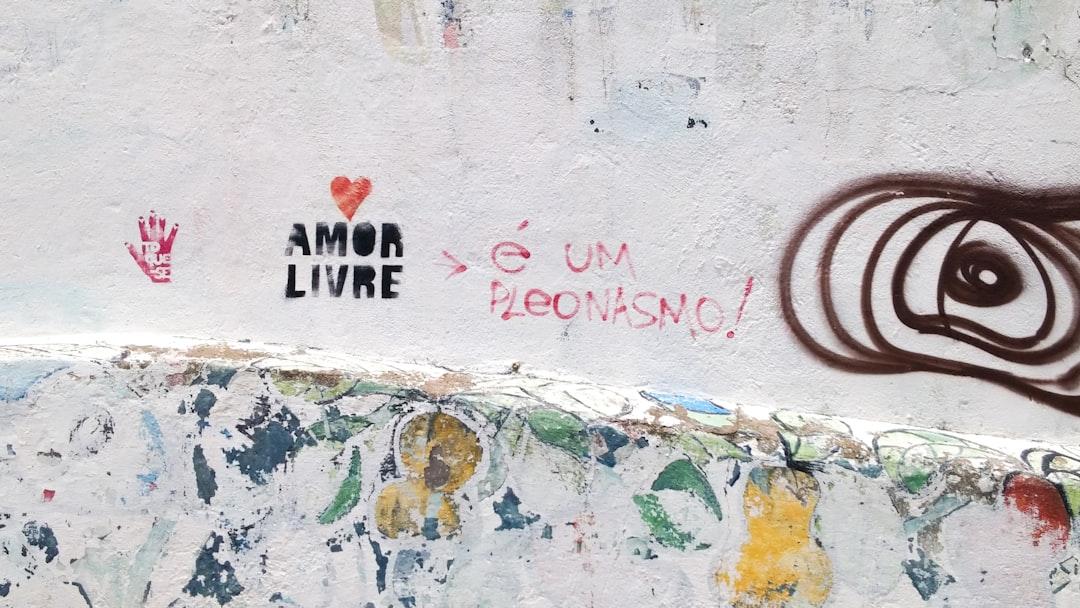 During a walk through the streets of Recife (Brazil), I saw this written on a wall. We have to love street art! Someone writes or paints something, someone else replies.
“Free love,” someone said. “It’s a pleonasm,” someone else replied.