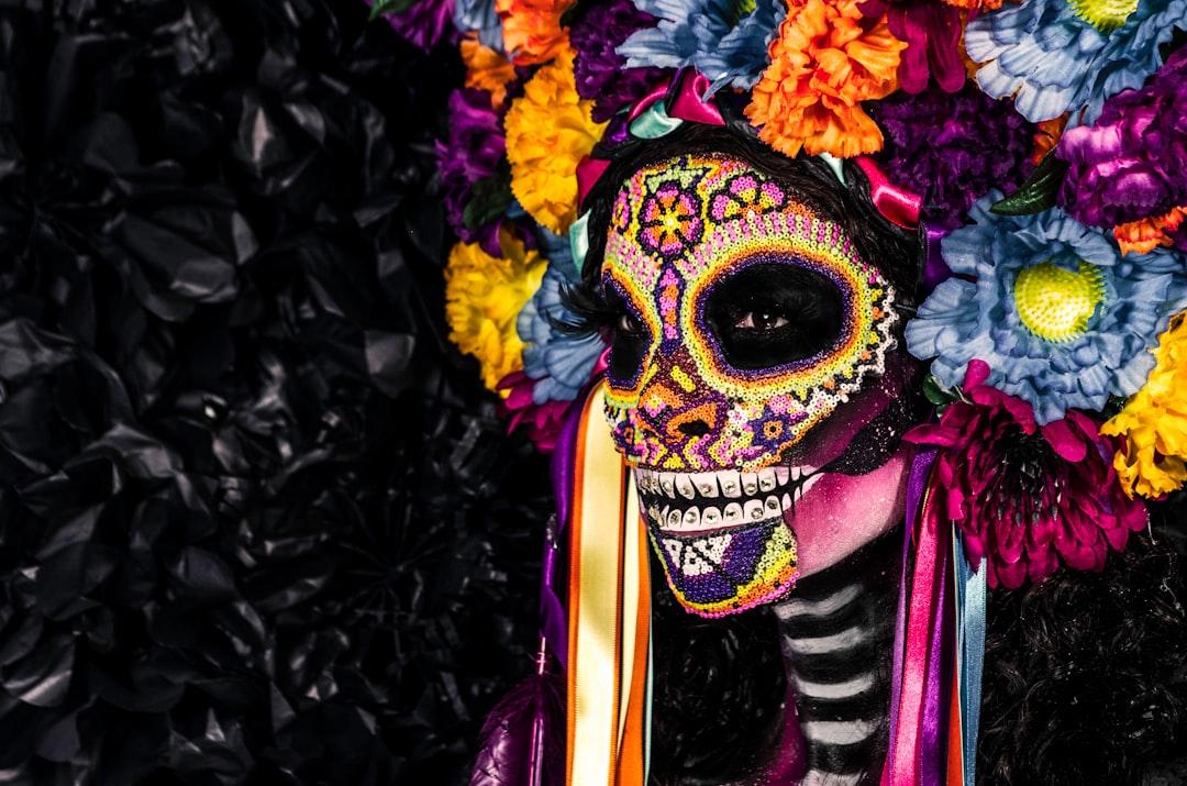 Se hizo en 2016 foto conceptual, llevo desde el 2014 creando catrinas, ya sea por encargo, personal y en colaboración, amo todo lo que tenga que ver con catrinas.  Amo las trdiciones de México multicolor muerte y vida.