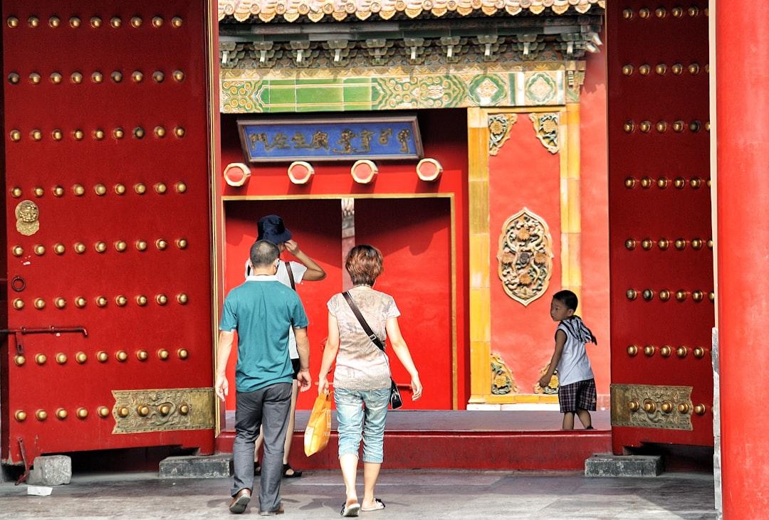 la « Cité interdite », vient du fait qu’en tant que résidence des empereurs chinois et de leurs familles, son accès était interdit au peuple.